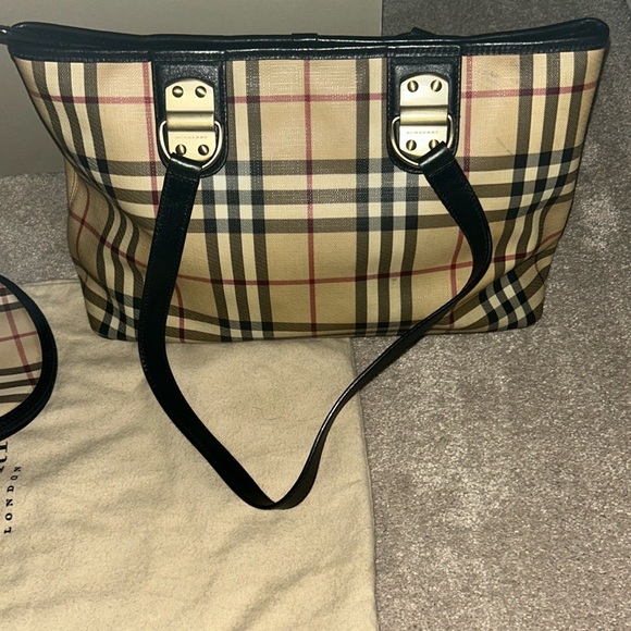 Burberry Cream Tote Bag with Iconic Plaid Design - Picture 5 of 5